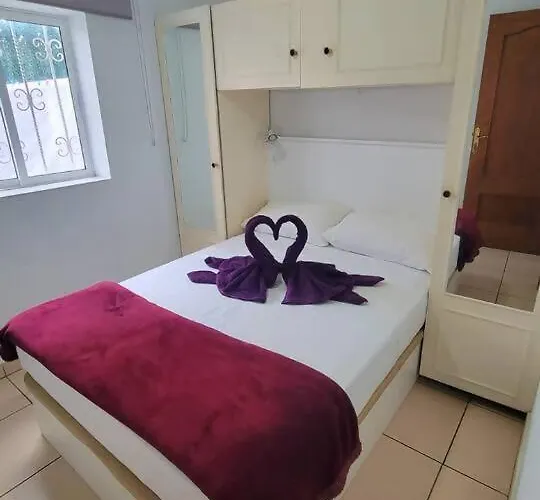 Con Piscina En Aldea Blanca *